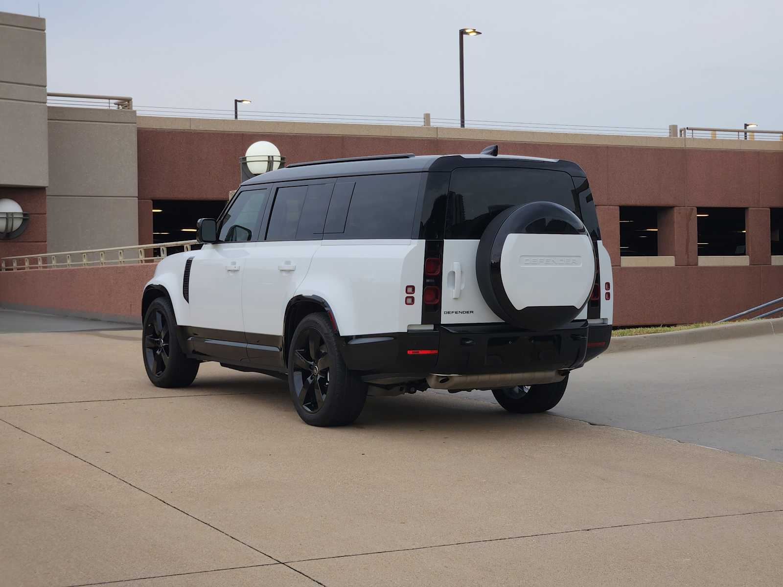 2025 Land Rover Defender X-Dynamic SE photo 2