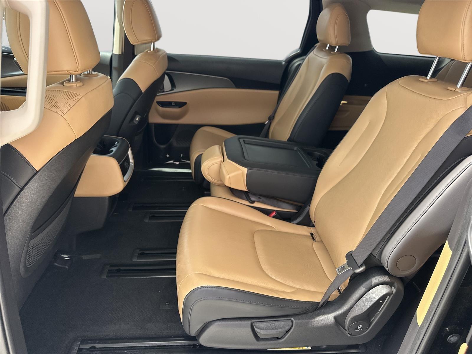 2024 Kia Carnival LX photo 17