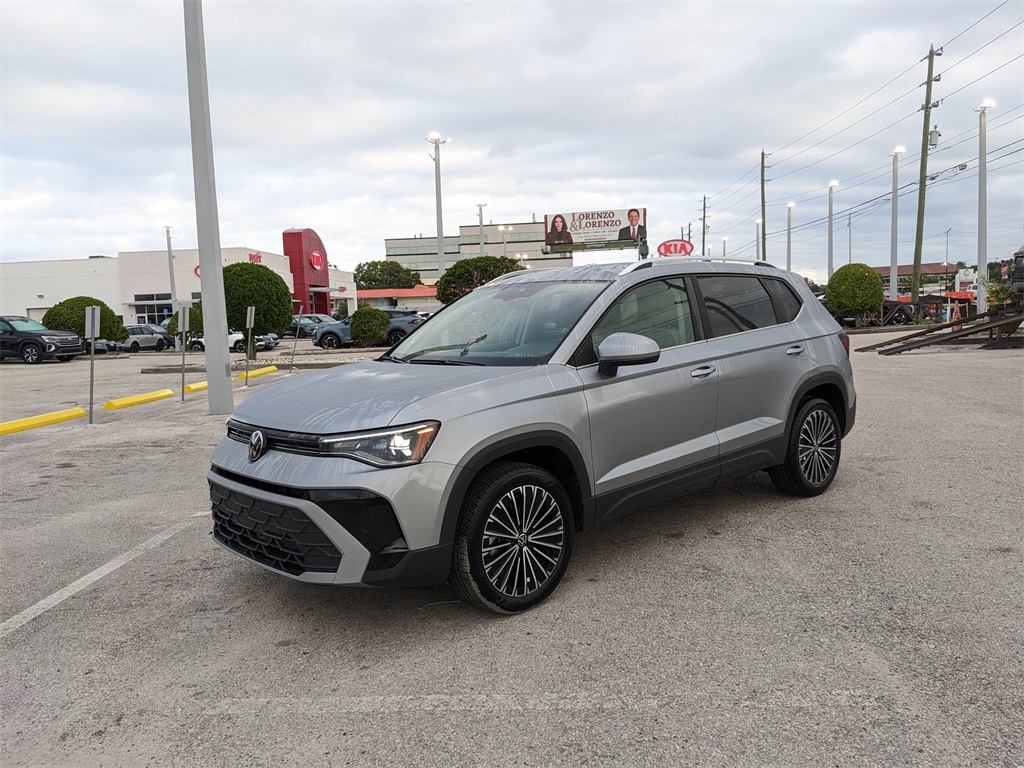 2025 Volkswagen Taos SE photo 2