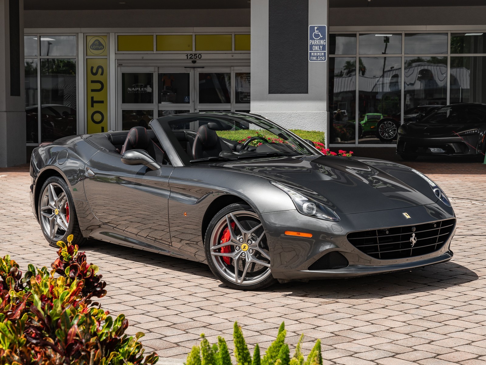 2015 Ferrari California T photo 16