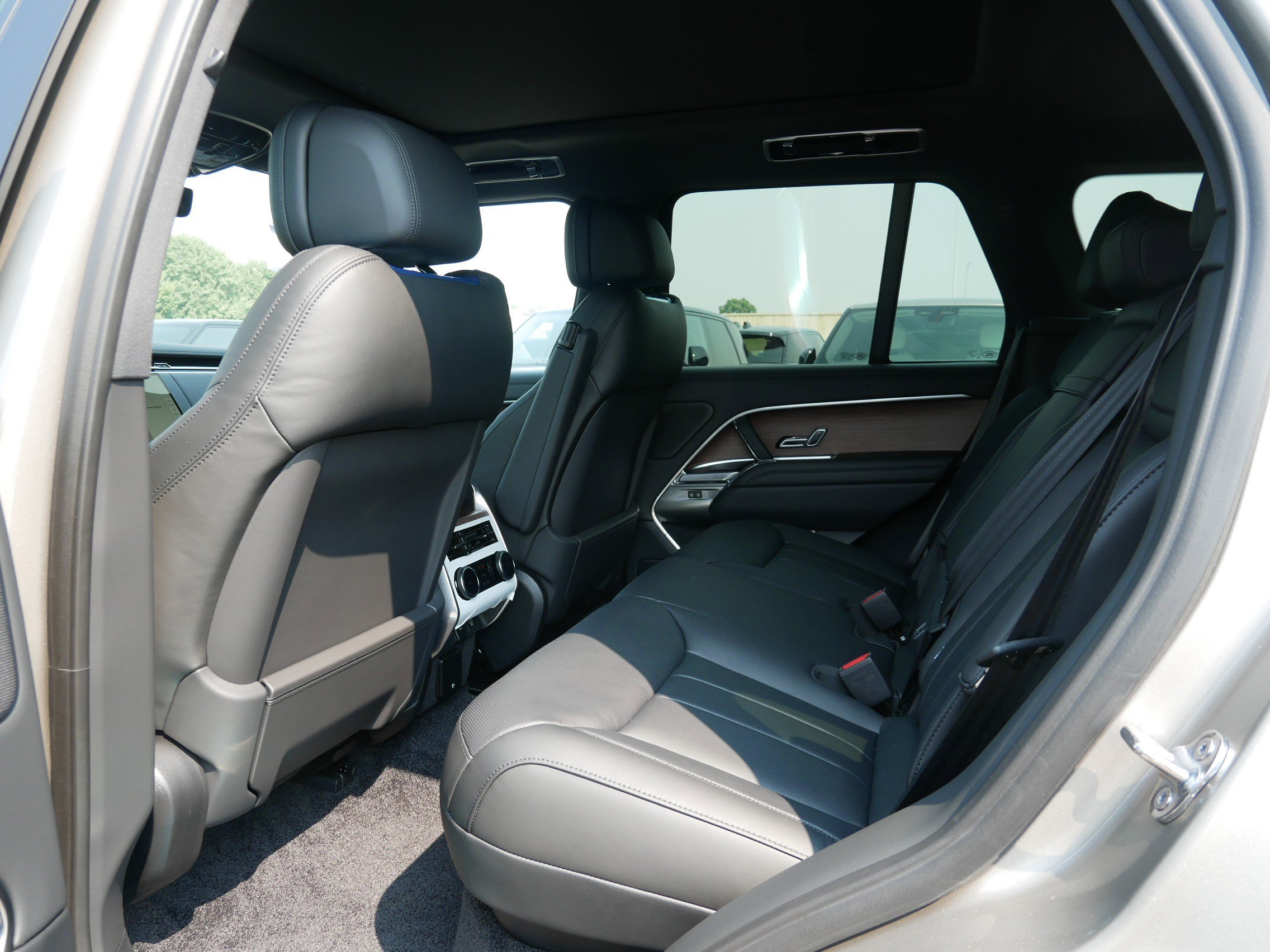 2025 Land Rover Range Rover SE photo 4