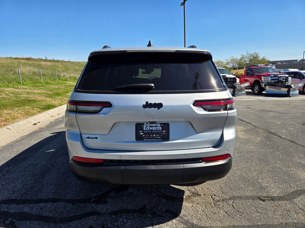 2025 Jeep Grand Cherokee Laredo Altitude photo 3