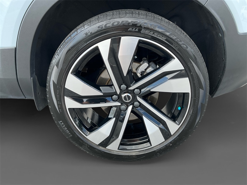 2024 Volvo XC40 Plus photo 8