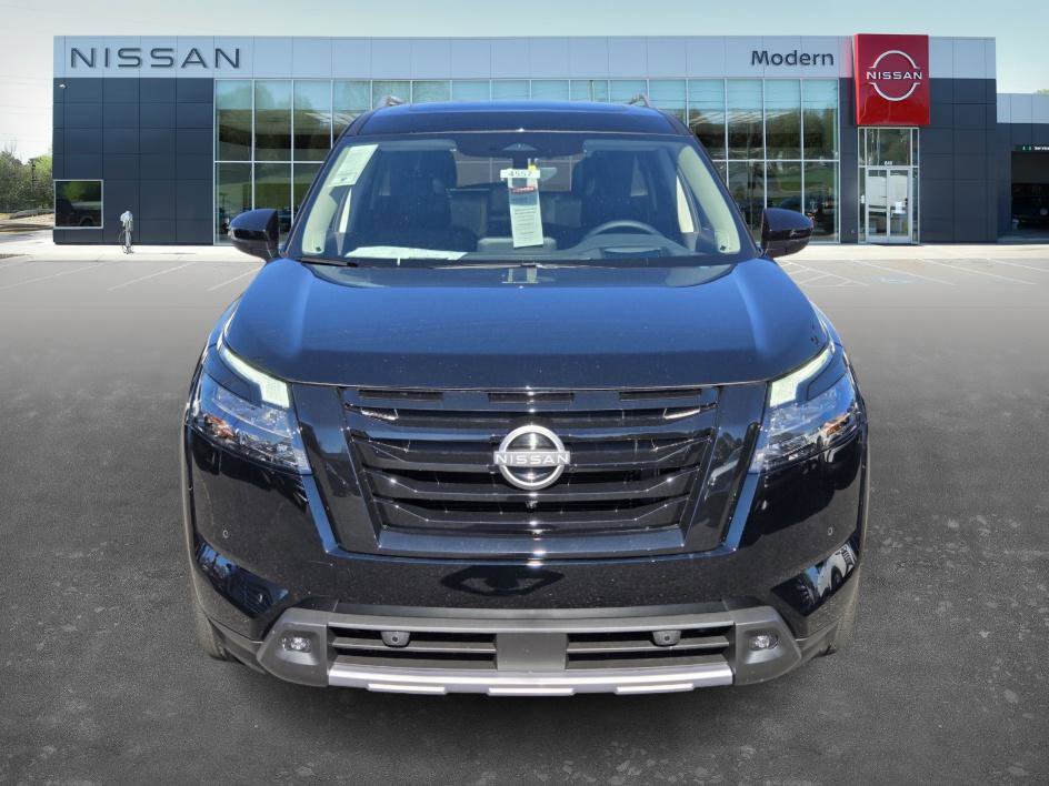 2025 Nissan Pathfinder Platinum photo 2