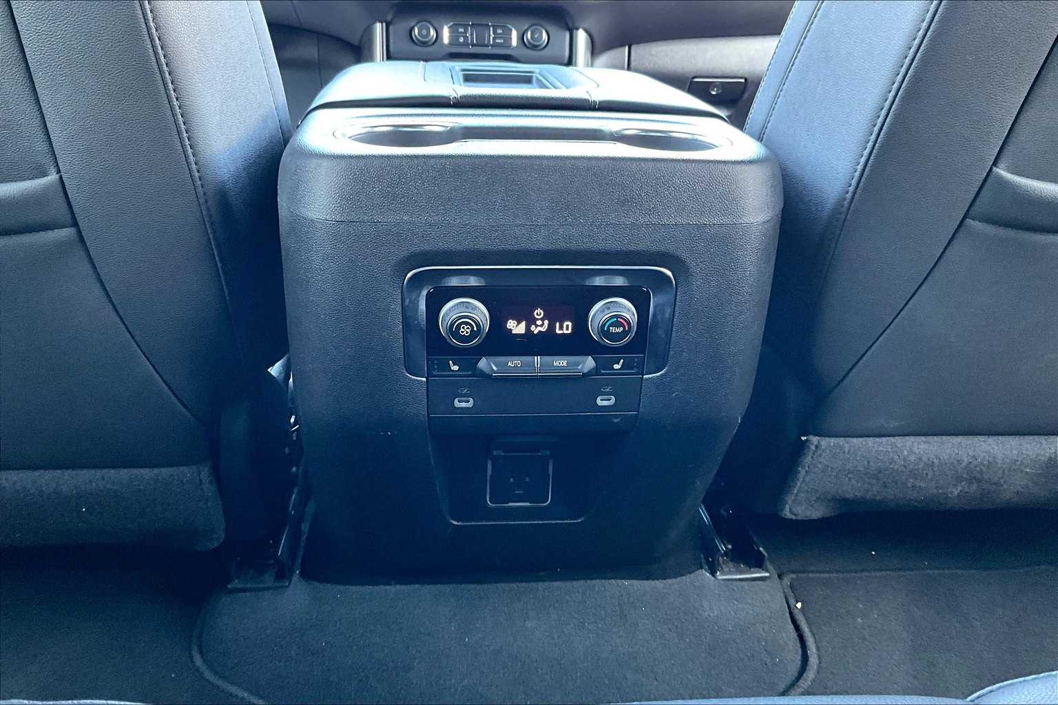 2024 Chevrolet Suburban Premier photo 32