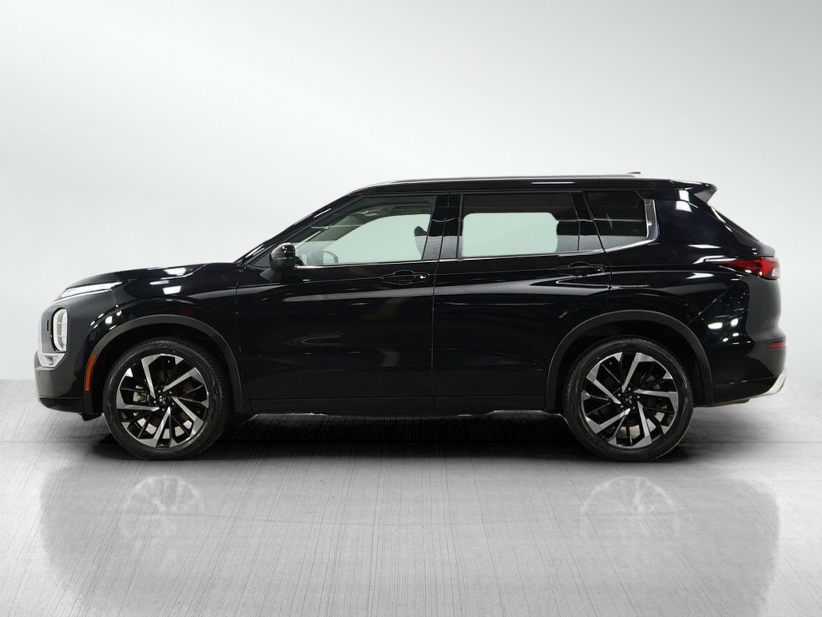 2024 Mitsubishi Outlander SEL photo 2