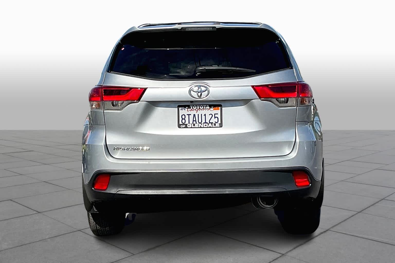 2018 Toyota Highlander LE photo 4