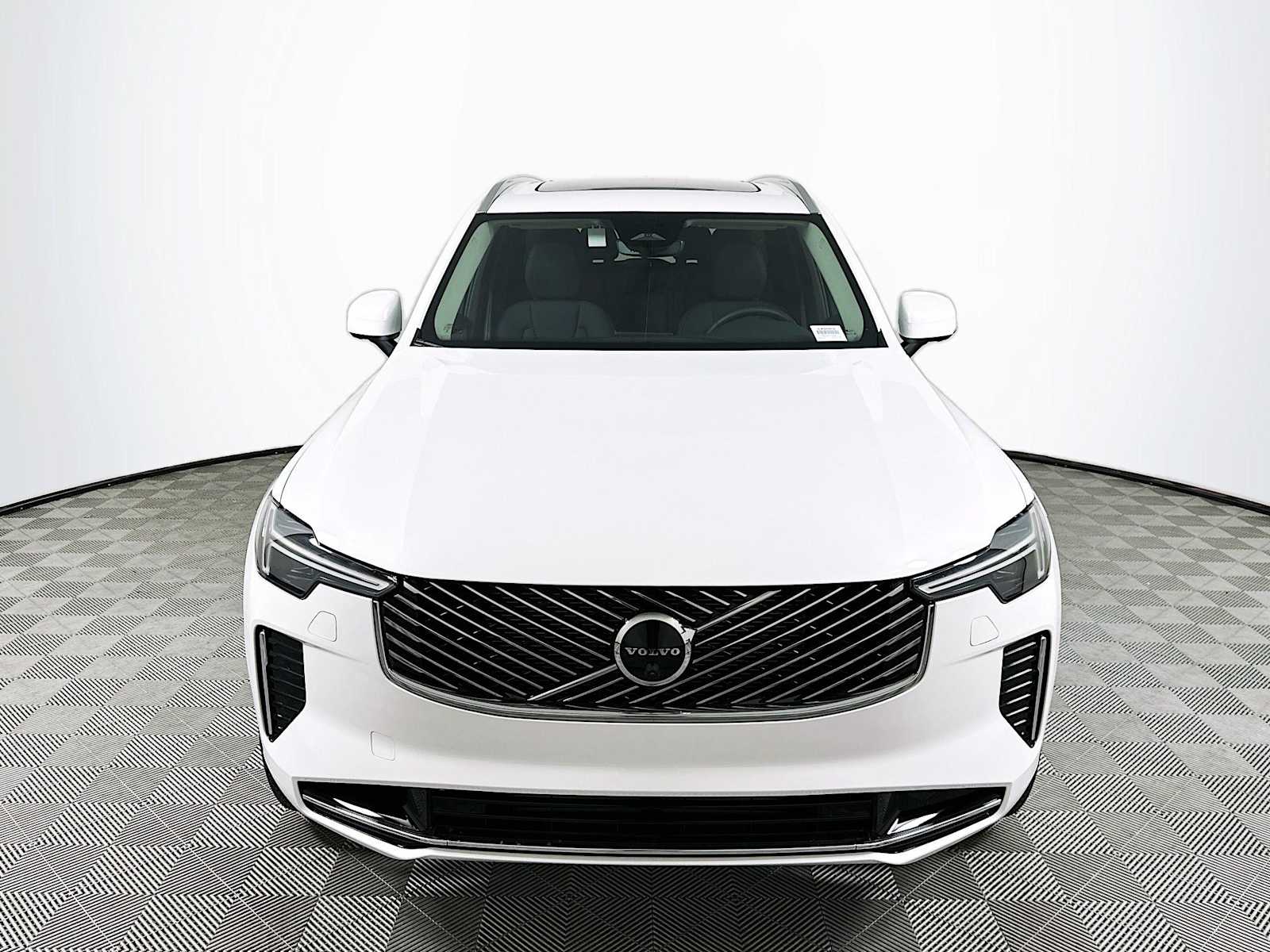 2025 Volvo XC90 T8 AWD Plus photo 2