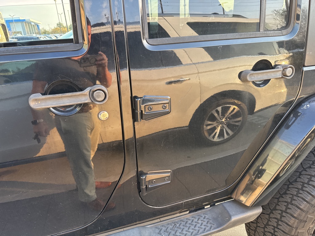 2016 Jeep Wrangler Unlimited Sahara photo 2