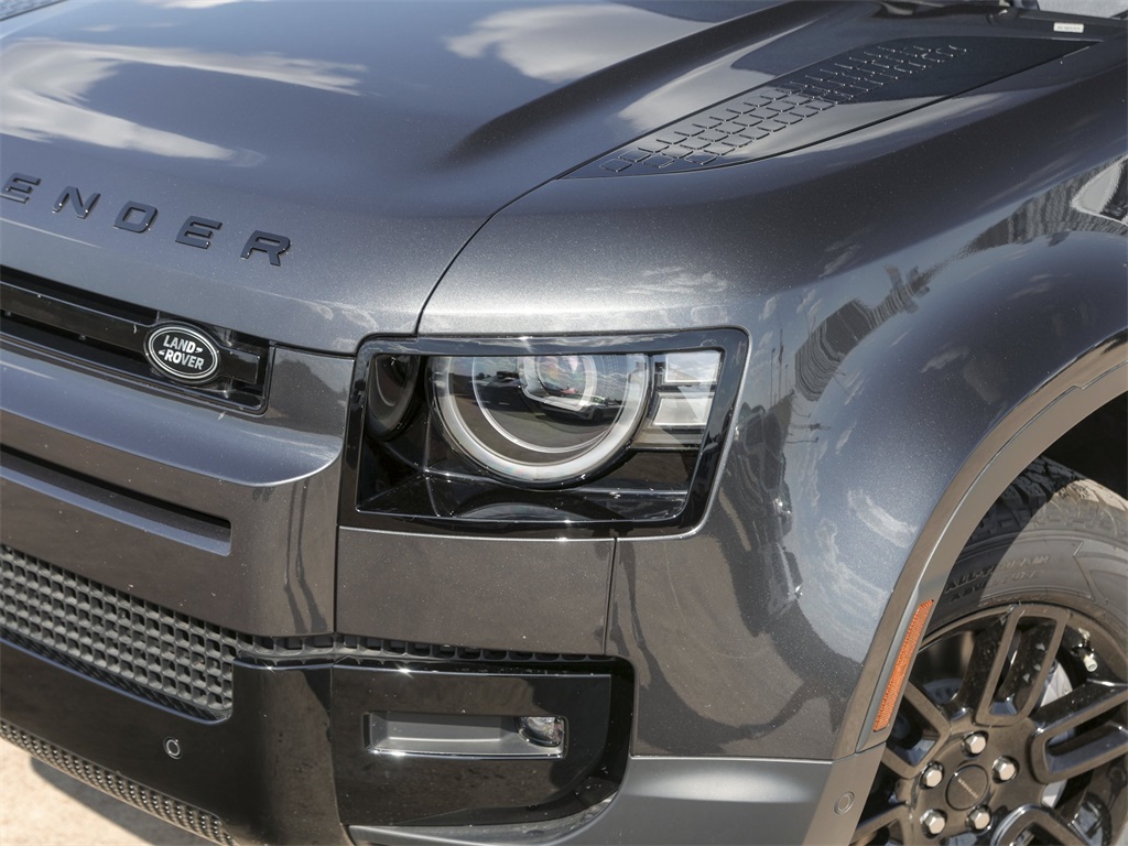 2026 Land Rover Defender 110 S photo 2