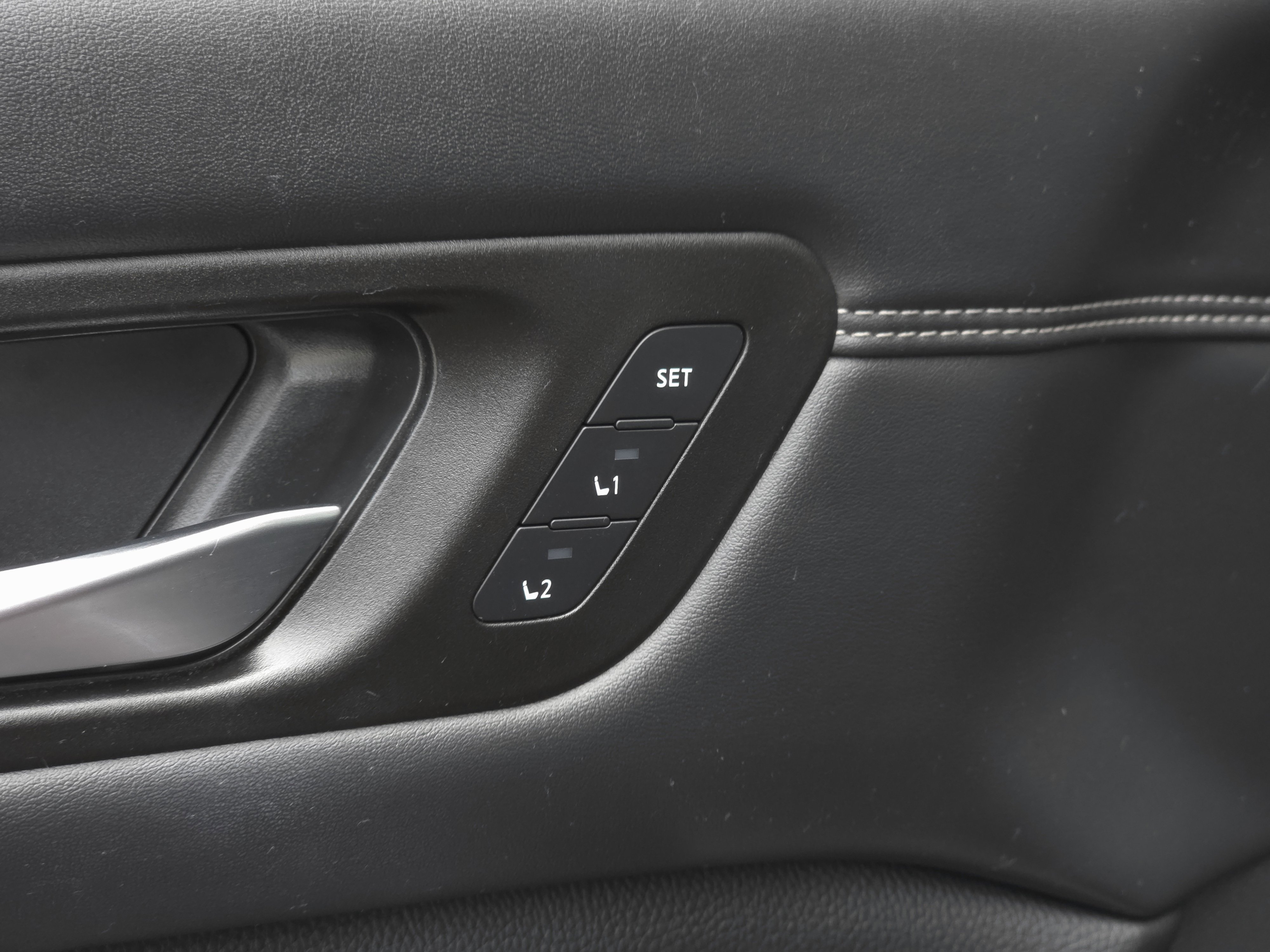 2023 Nissan Pathfinder Platinum photo 5