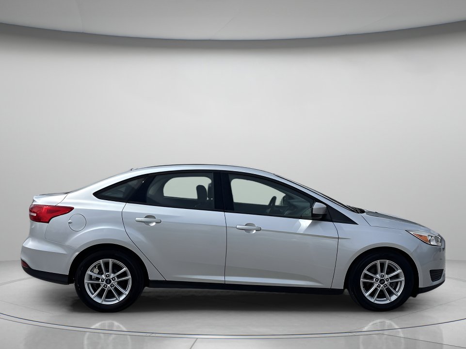 2018 Ford Focus SE photo 2
