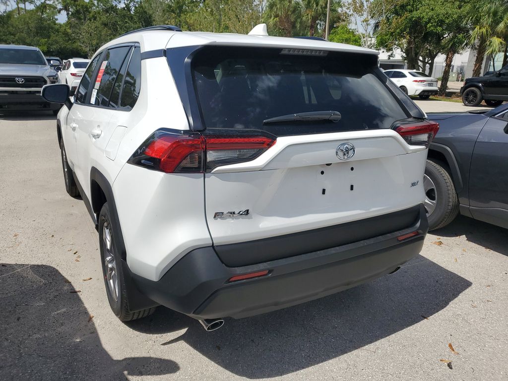 2025 Toyota RAV4 XLE photo 7
