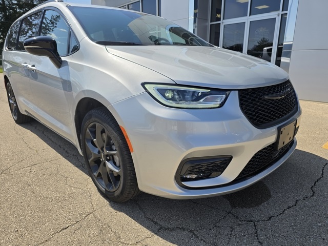 Used 2023 Chrysler Pacifica Limited with VIN 2C4RC3GG5PR595544 for sale in Stockton, IL
