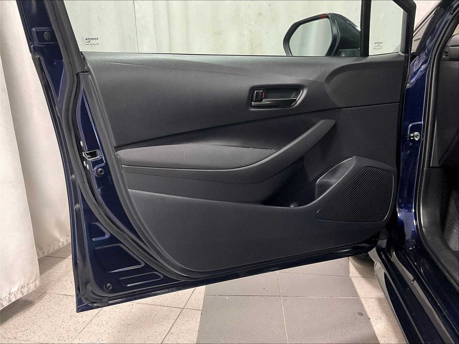 2025 Toyota Corolla LE photo 9