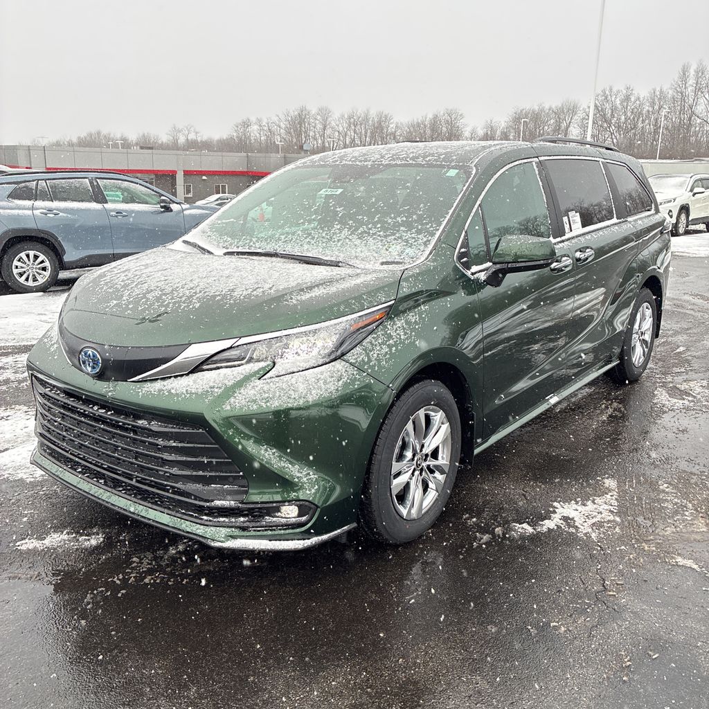 2025 Toyota Sienna XLE's photo