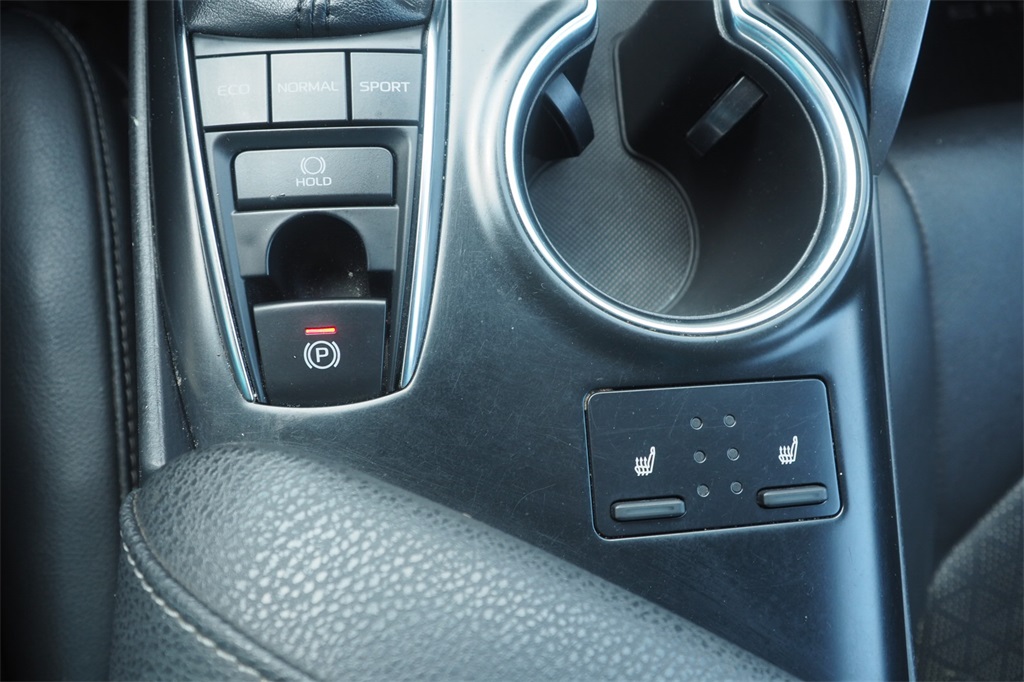 2019 Toyota Camry XSE photo 12