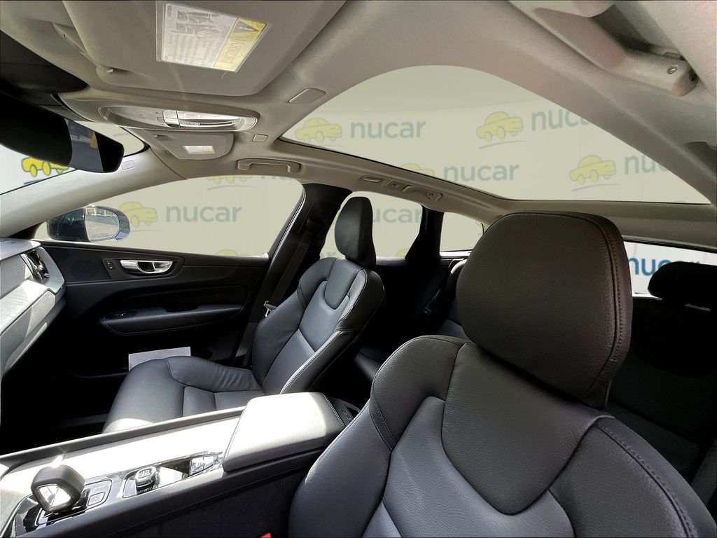 2025 Volvo XC60 B5 Plus photo 21