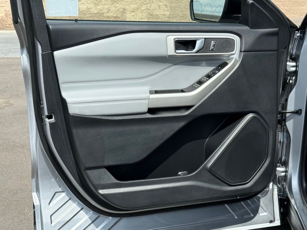 2022 Ford Explorer XLT photo 17