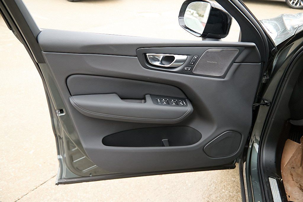 2026 VOLVO XC60 - Image 9