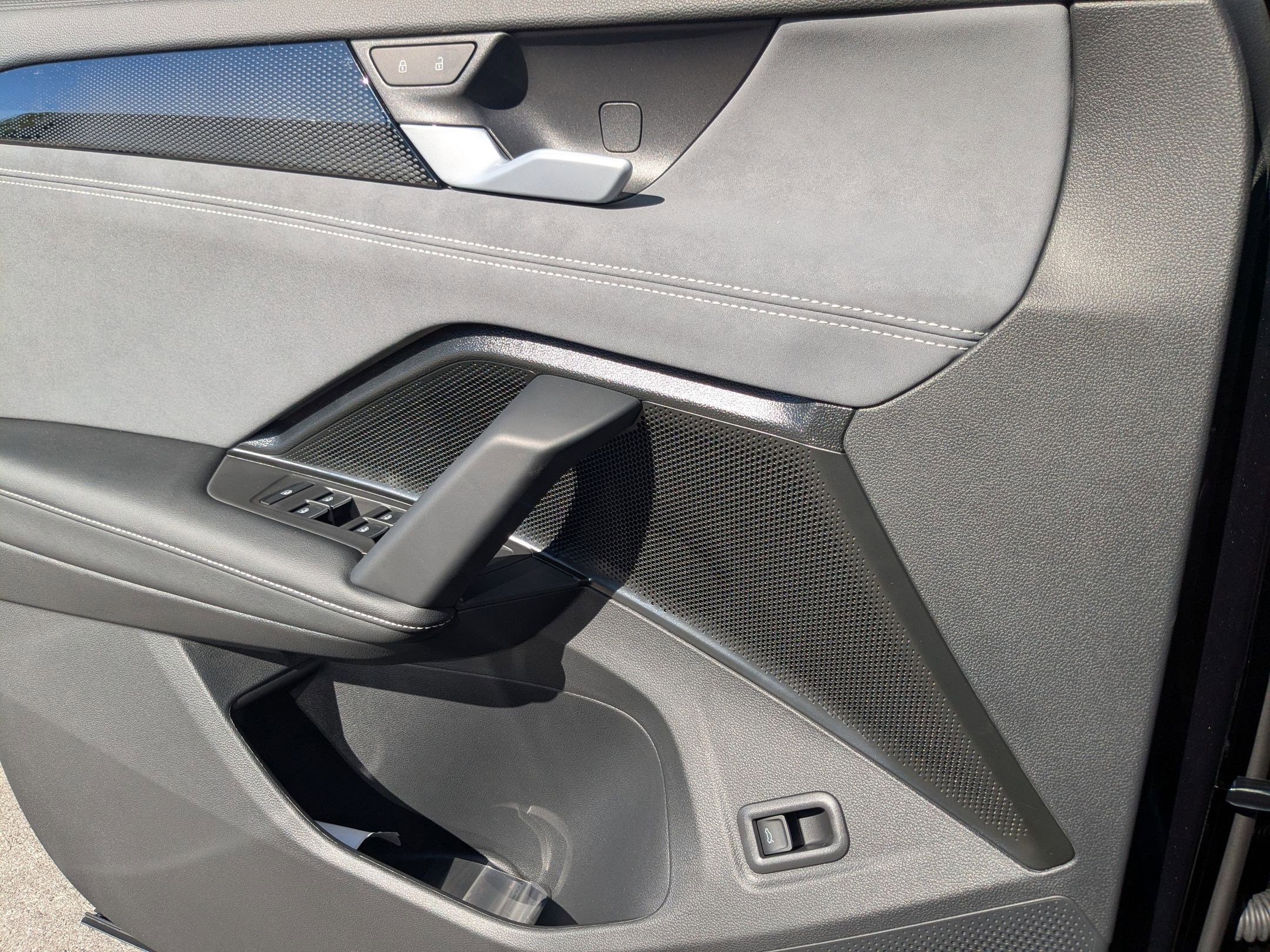 2026 Volkswagen Tiguan SE R-Line Black photo 4