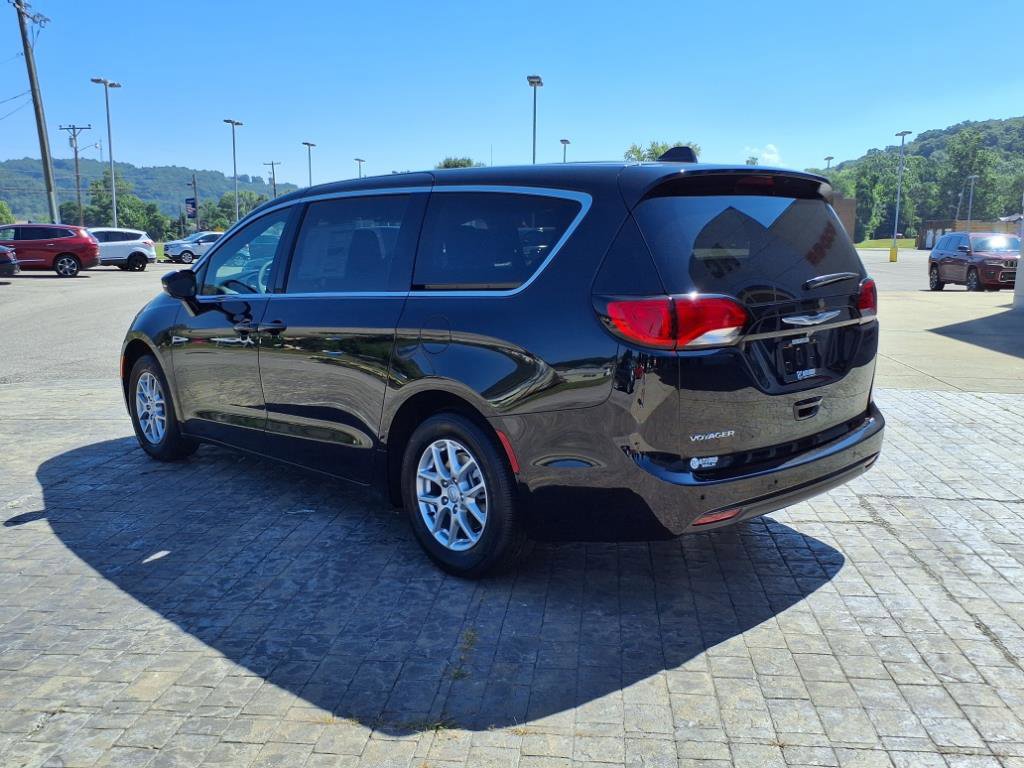 2025 Chrysler Voyager LX photo 8