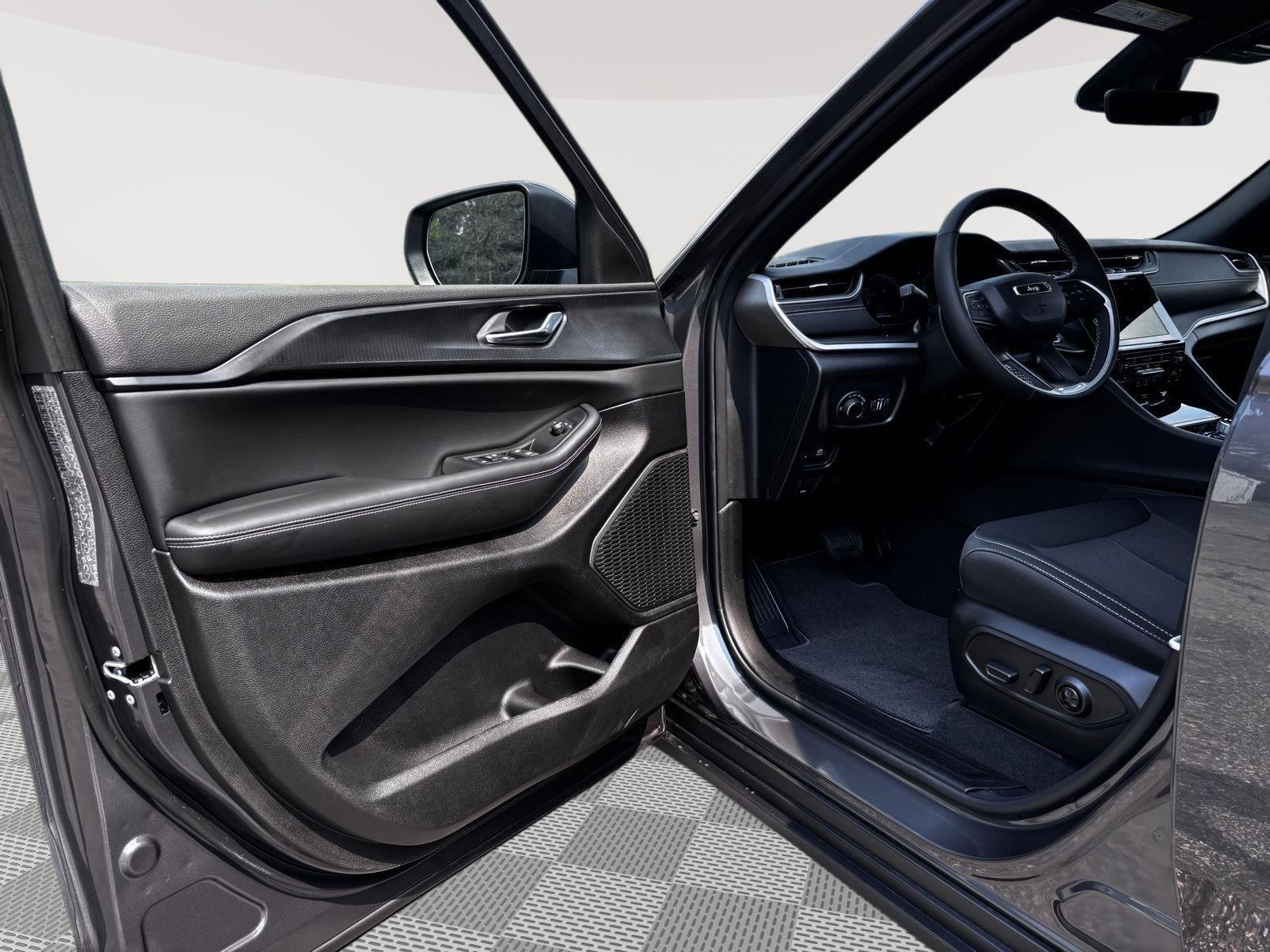 2025 Jeep Grand Cherokee Laredo photo 12