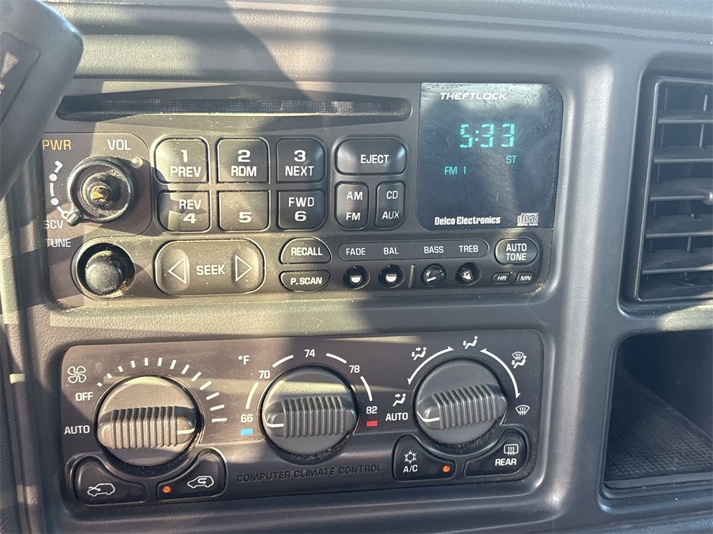 2001 Chevrolet Silverado 2500HD LT photo 11