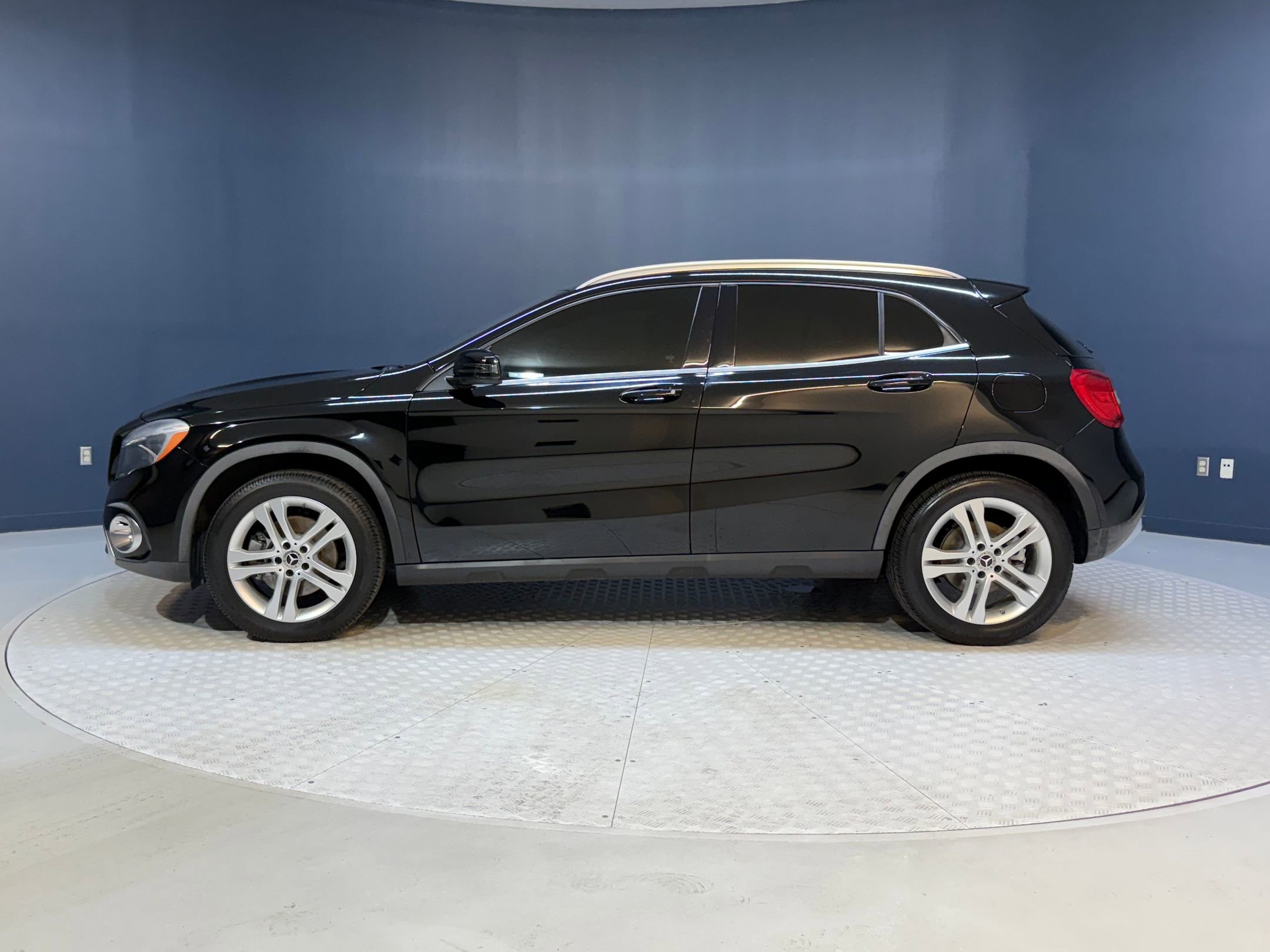 2018 Mercedes Benz GLA 250 photo 2