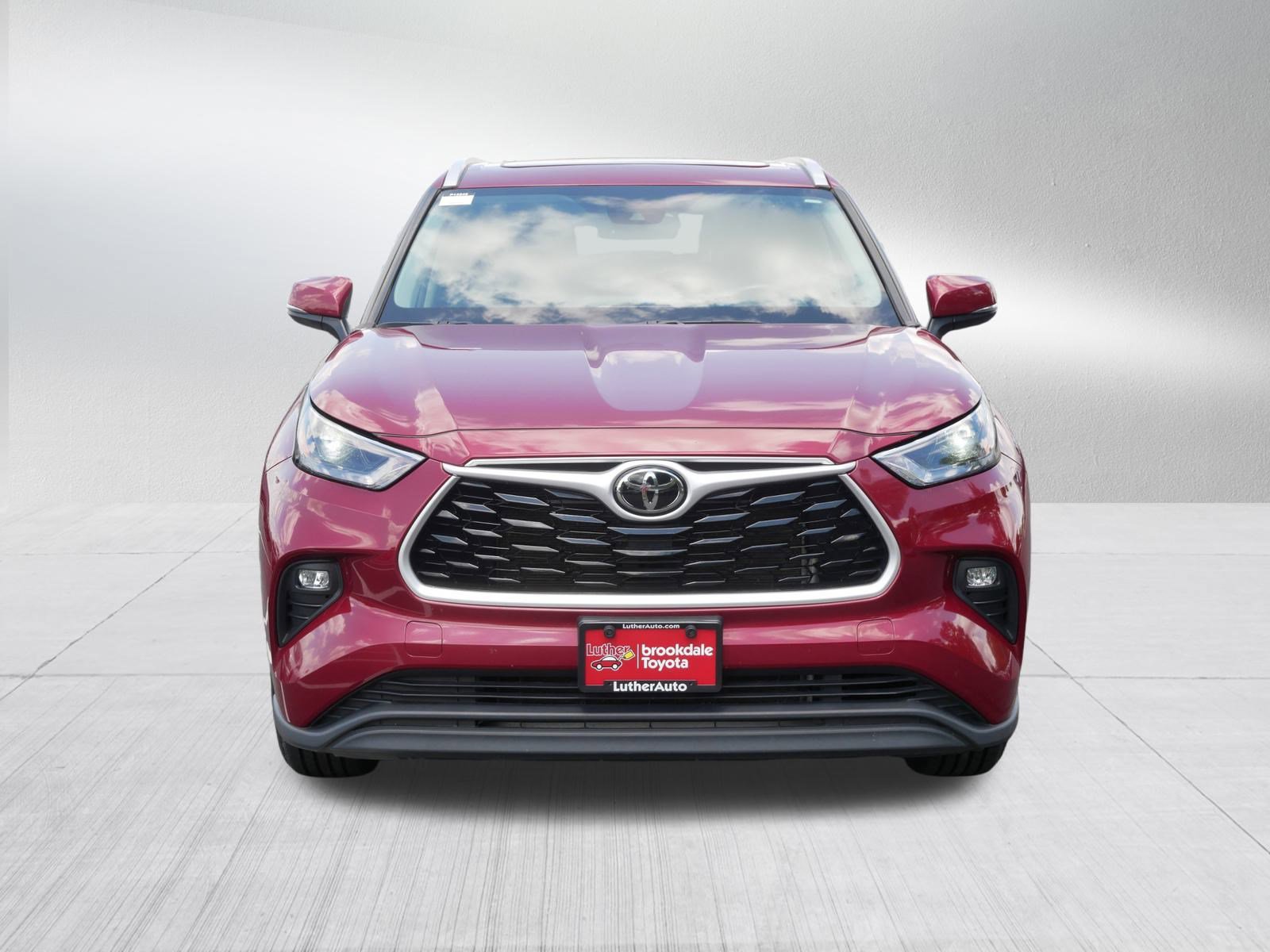 2022 Toyota Highlander XLE photo 2