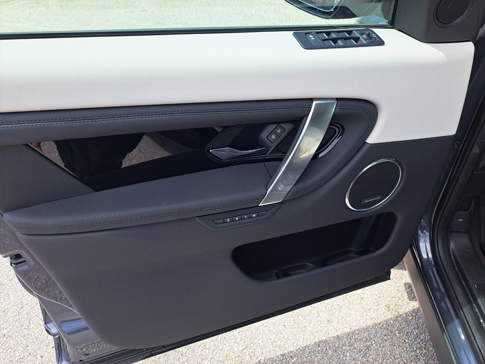 2025 Land Rover Discovery Sport S photo 10