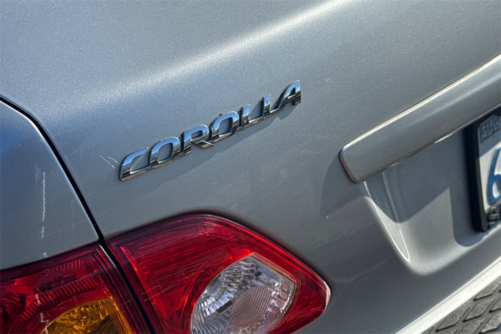 2010 Toyota Corolla LE photo 3