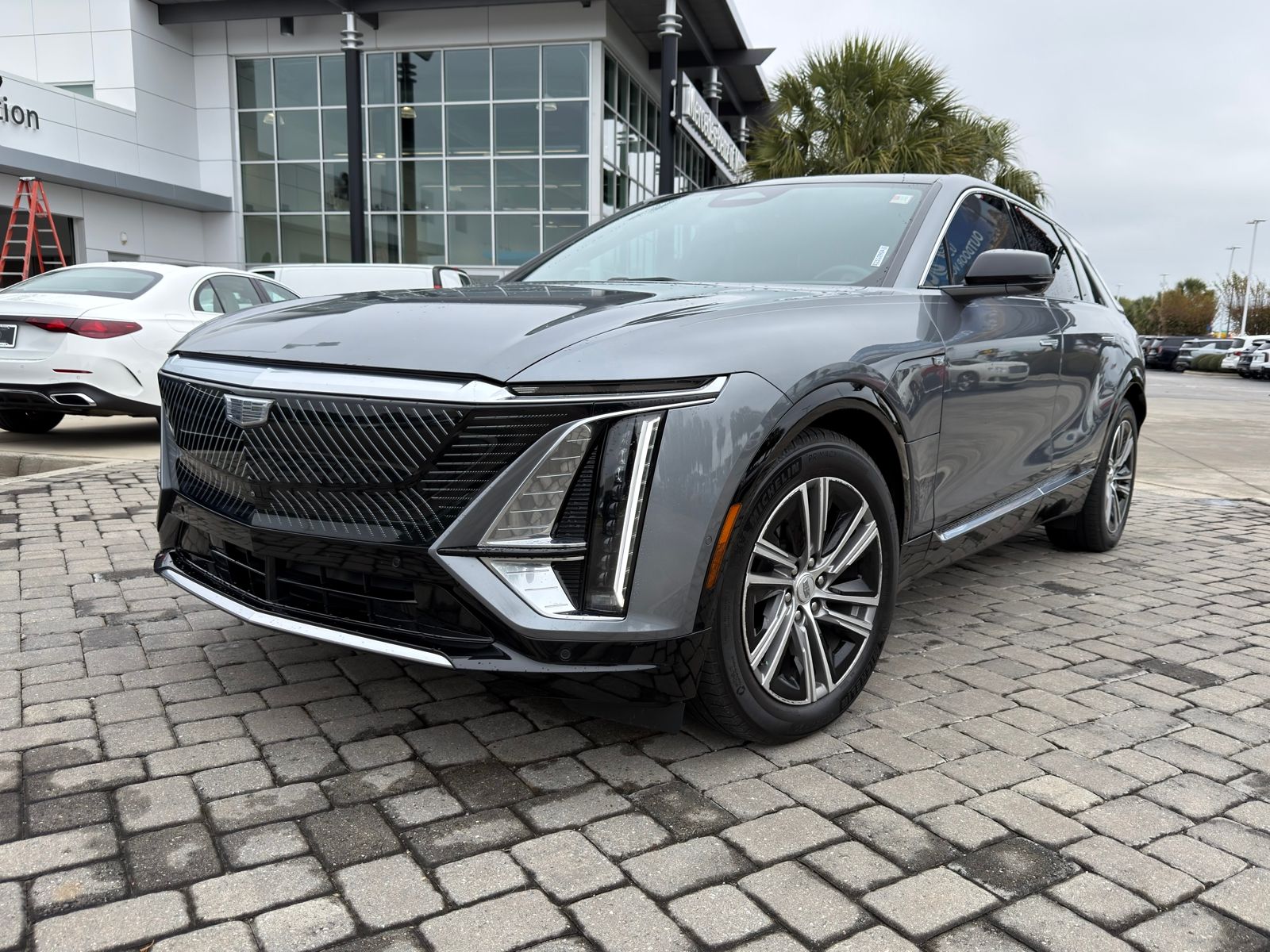 2023 Cadillac Lyriq Luxury photo 2
