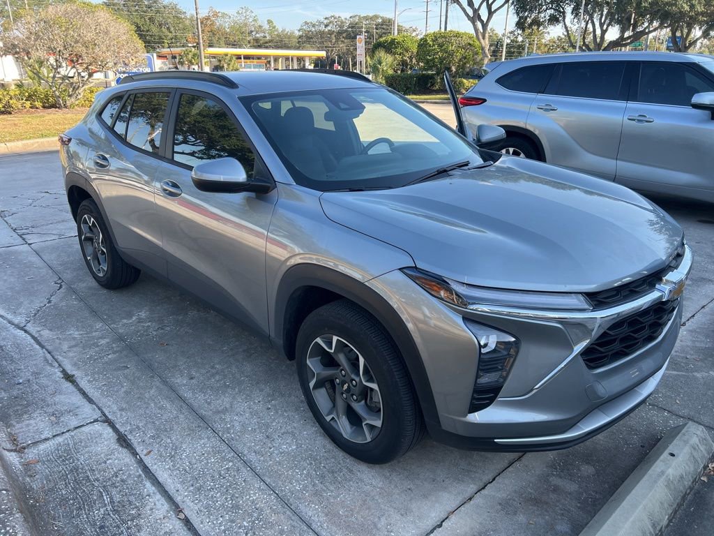 2024 Chevrolet Trax LT photo 2