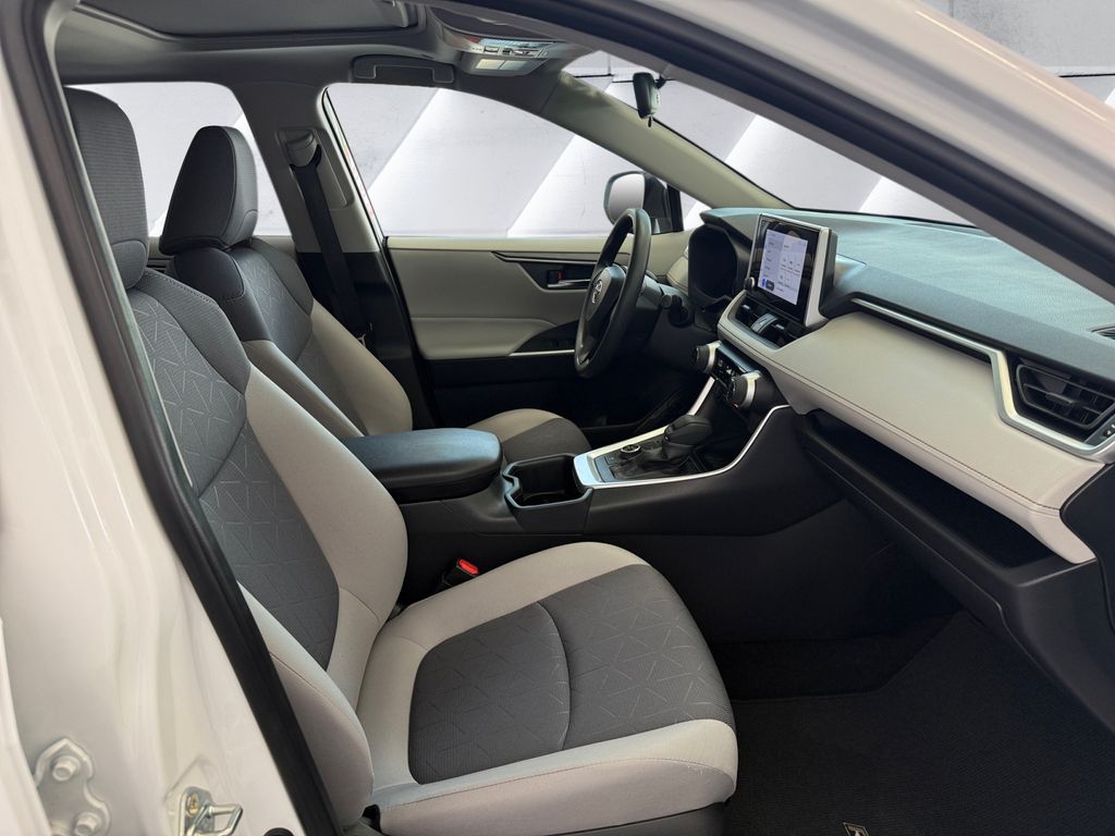 2024 Toyota RAV4 Hybrid XLE photo 11