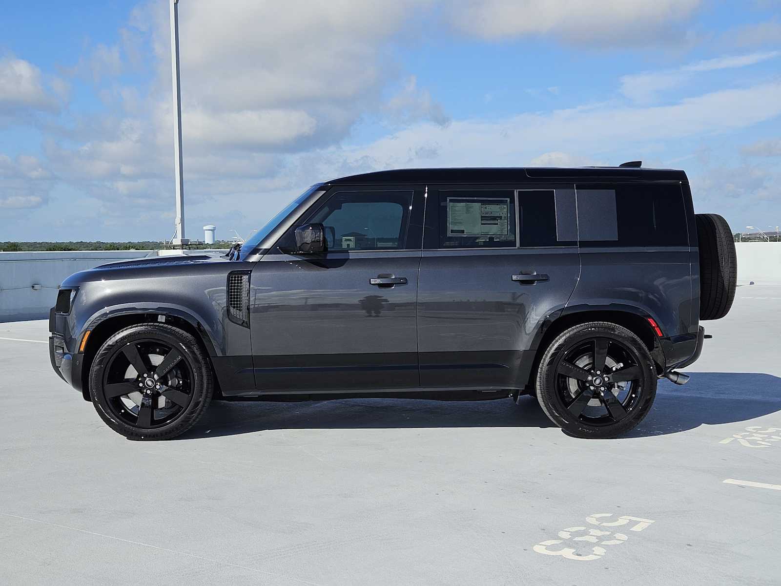 2025 Land Rover Defender 110 X-Dynamic SE photo 4