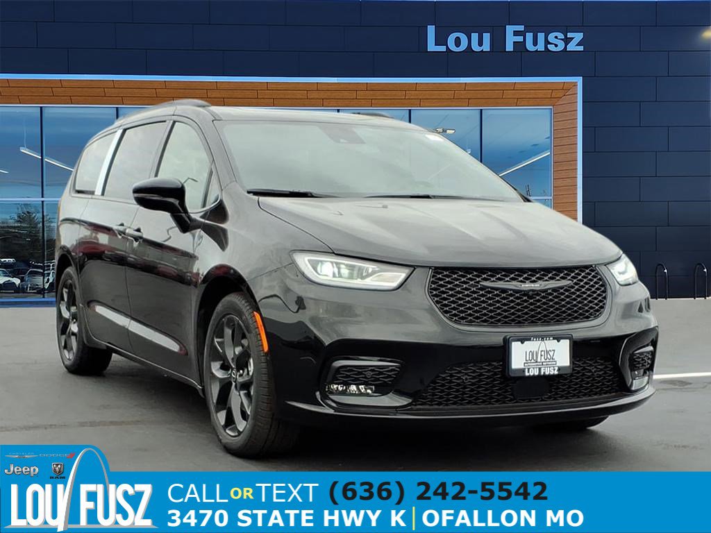 2026 Chrysler Pacifica Limited's photo