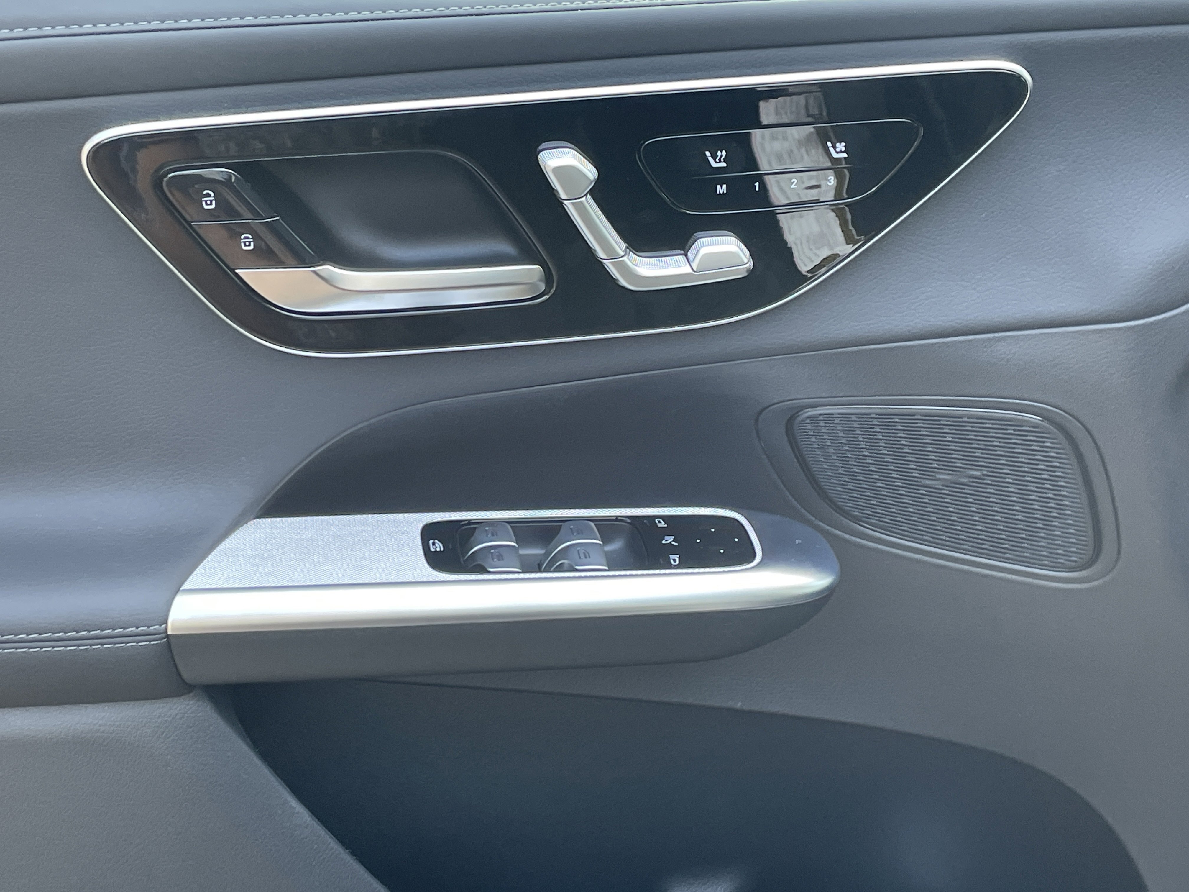 2026 Mercedes Benz GLC 300 photo 2