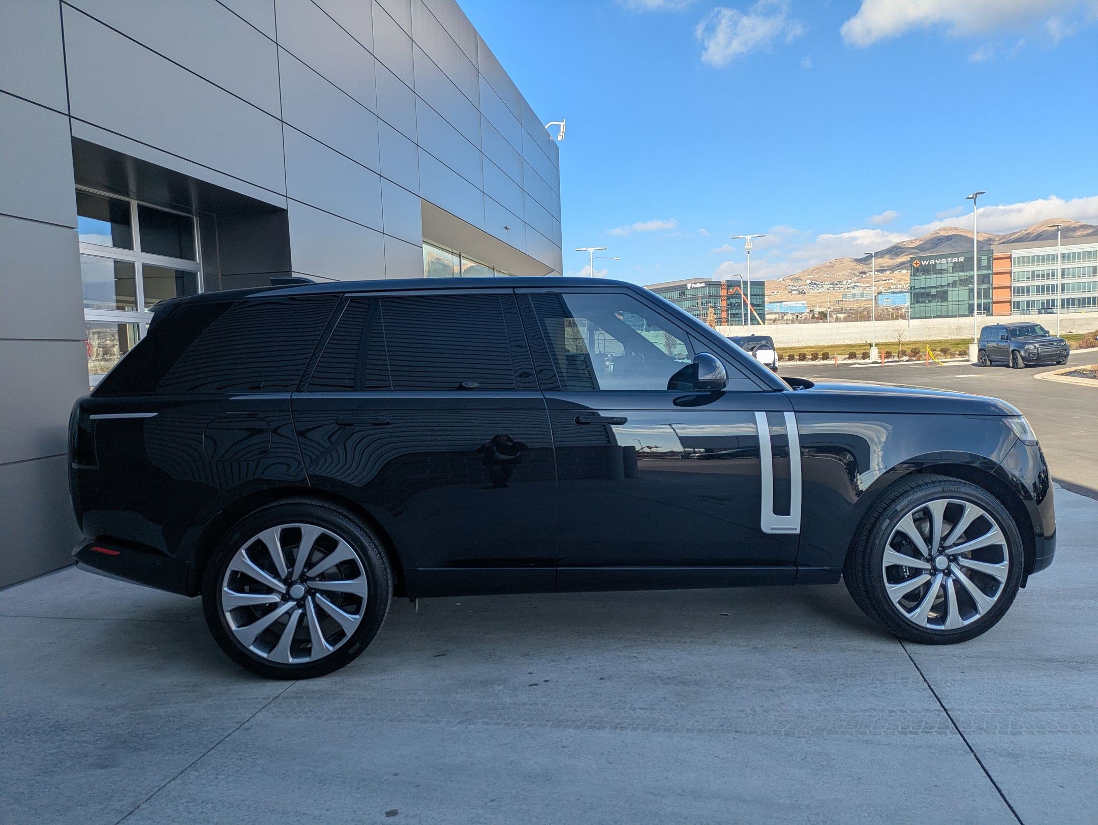 2025 Land Rover Range Rover Autobiography photo 3