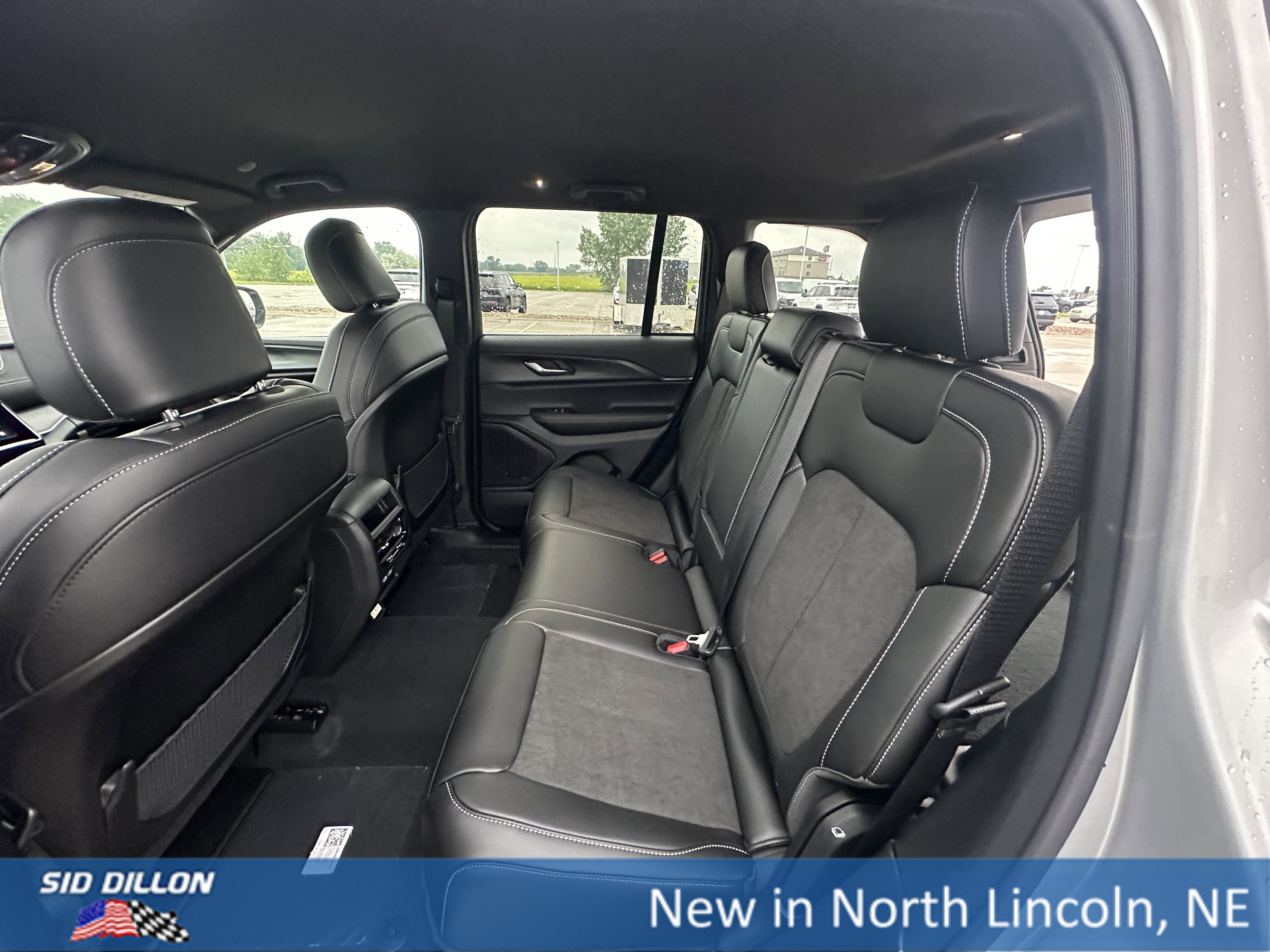 2025 Jeep Grand Cherokee Altitude photo 4