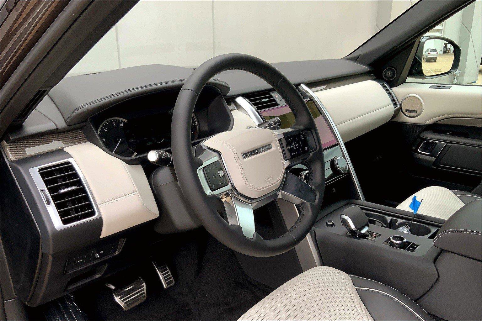 2023 Land Rover Discovery Metropolitan Edition photo 8