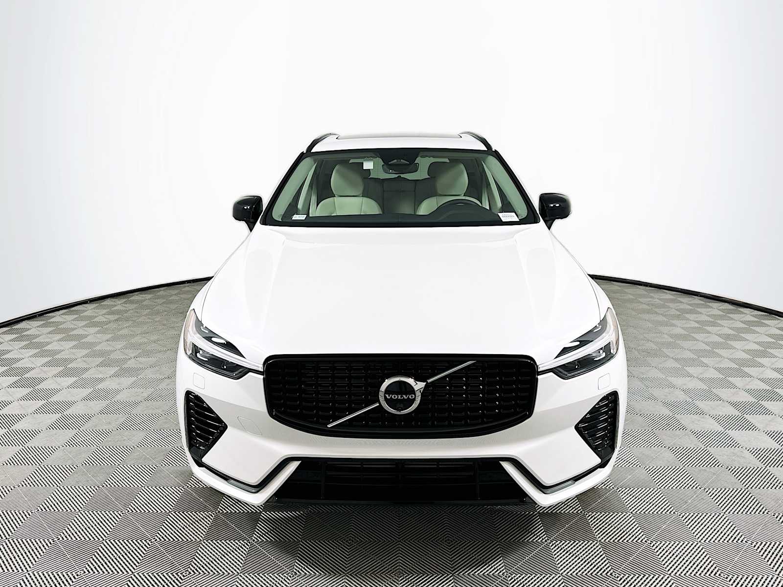 2025 Volvo XC60 T8 Plus photo 2