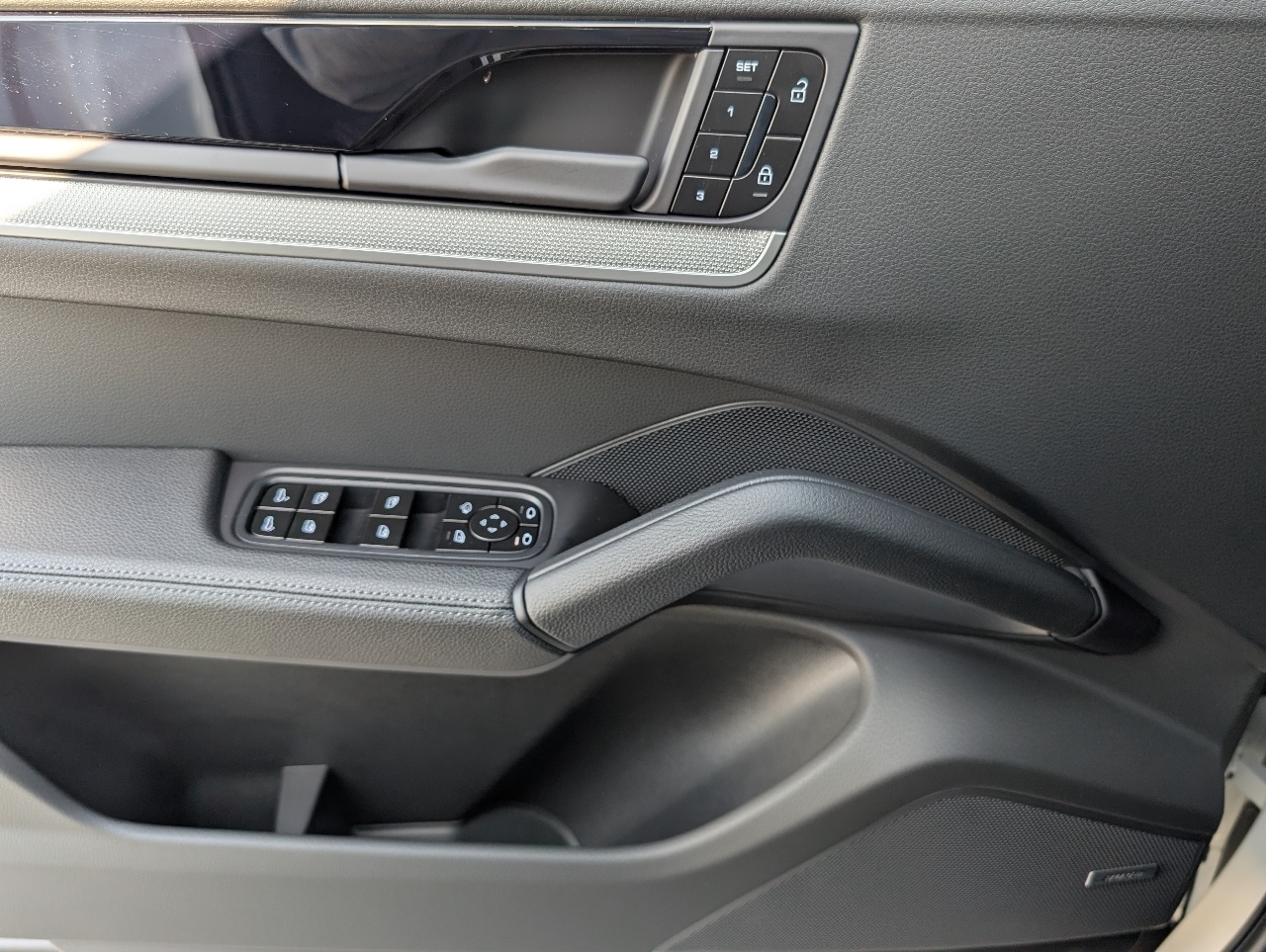 2025 Porsche Cayenne photo 20