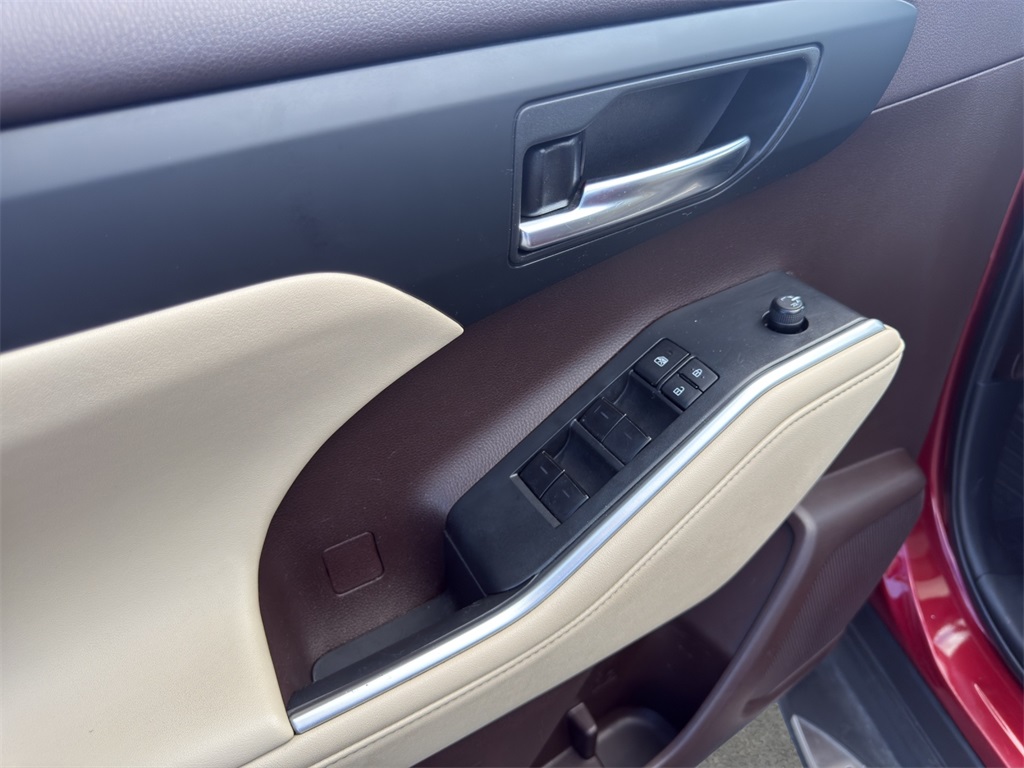 2022 Toyota Highlander XLE photo 12