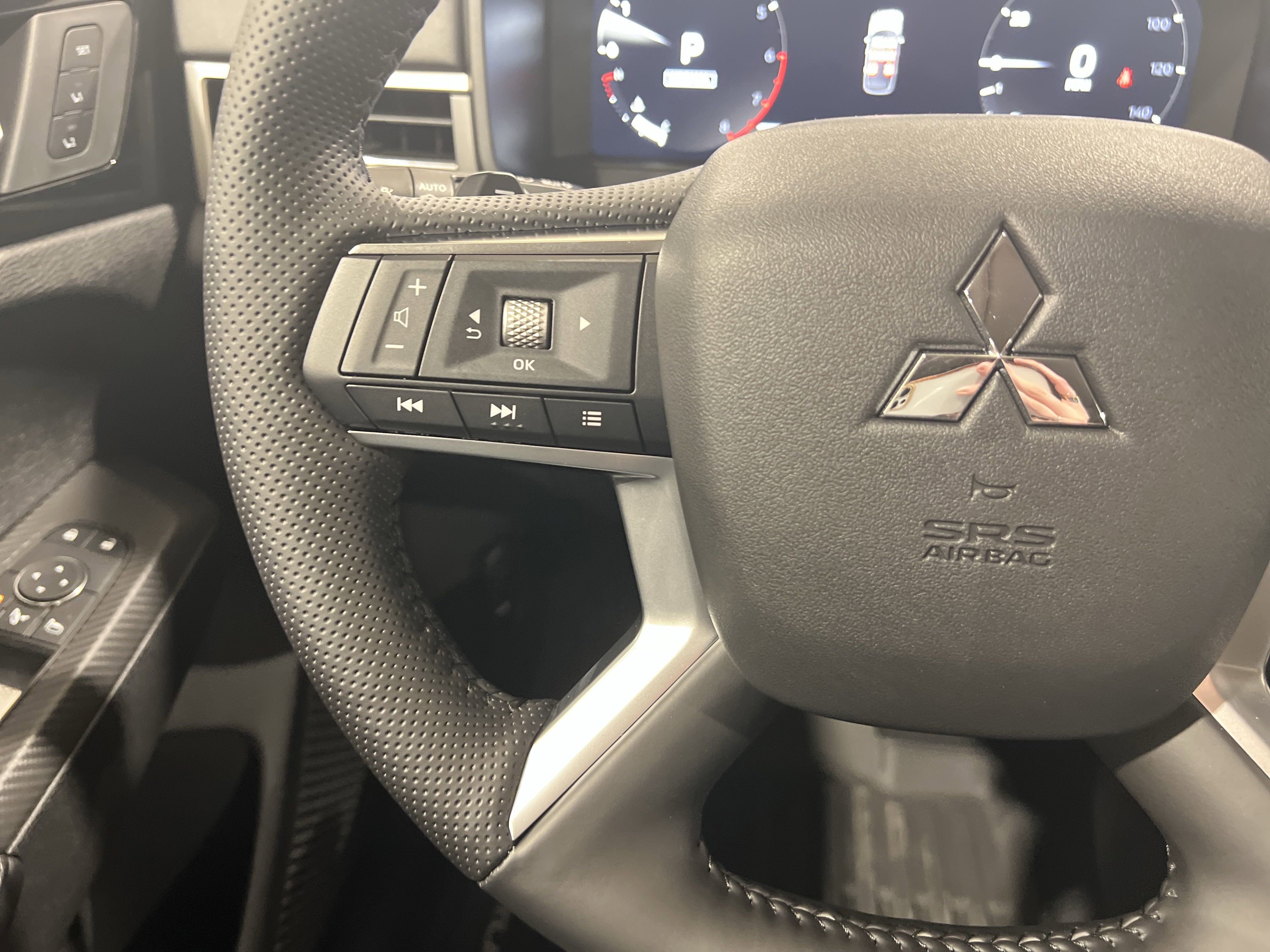 2025 Mitsubishi Outlander SEL photo 16