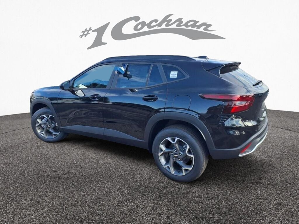 2025 Chevrolet Trax LT photo 4