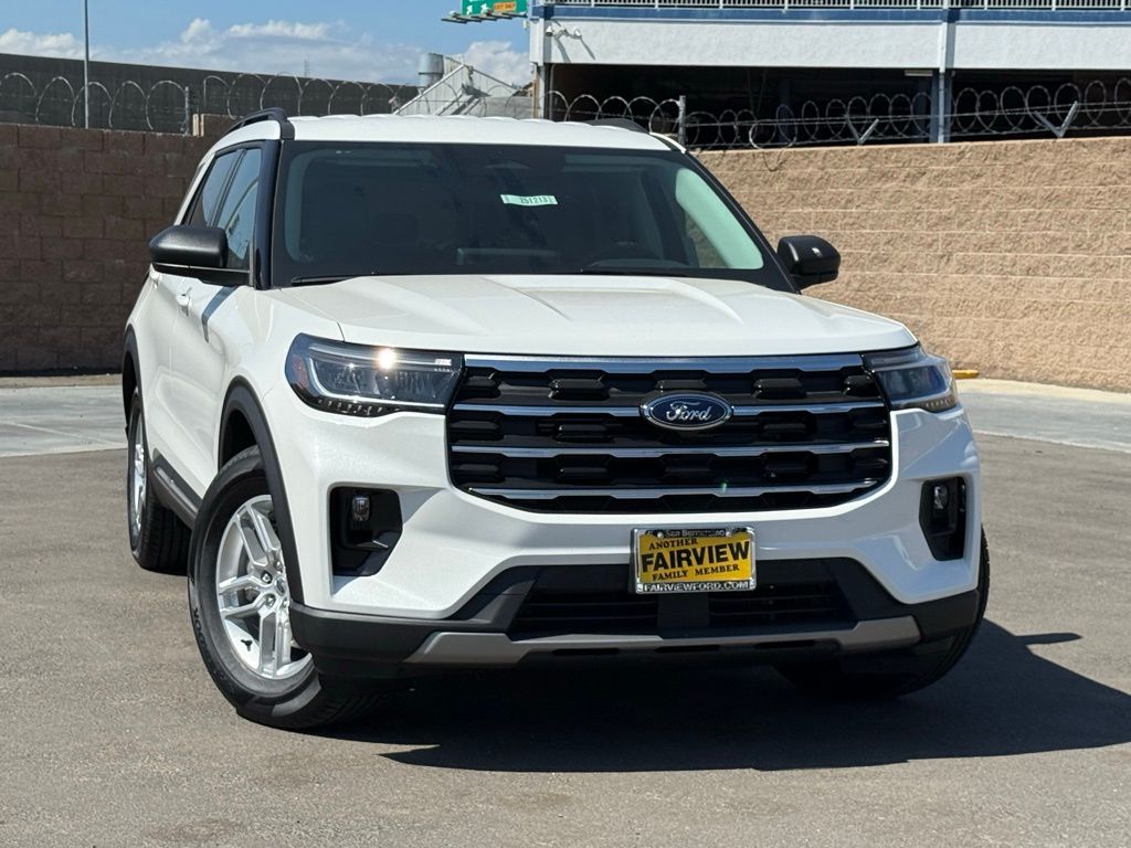 2025 Ford Explorer photo 2