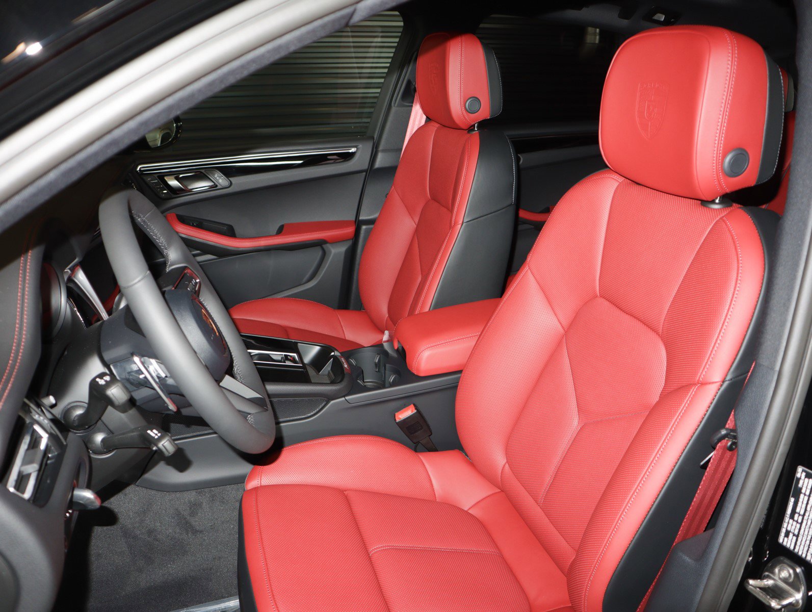 2025 Porsche Macan T photo 4