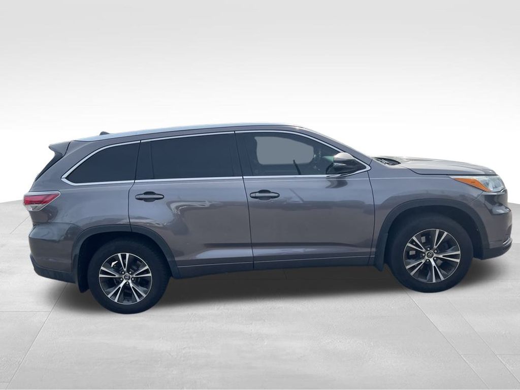 2016 Toyota Highlander XLE photo 3