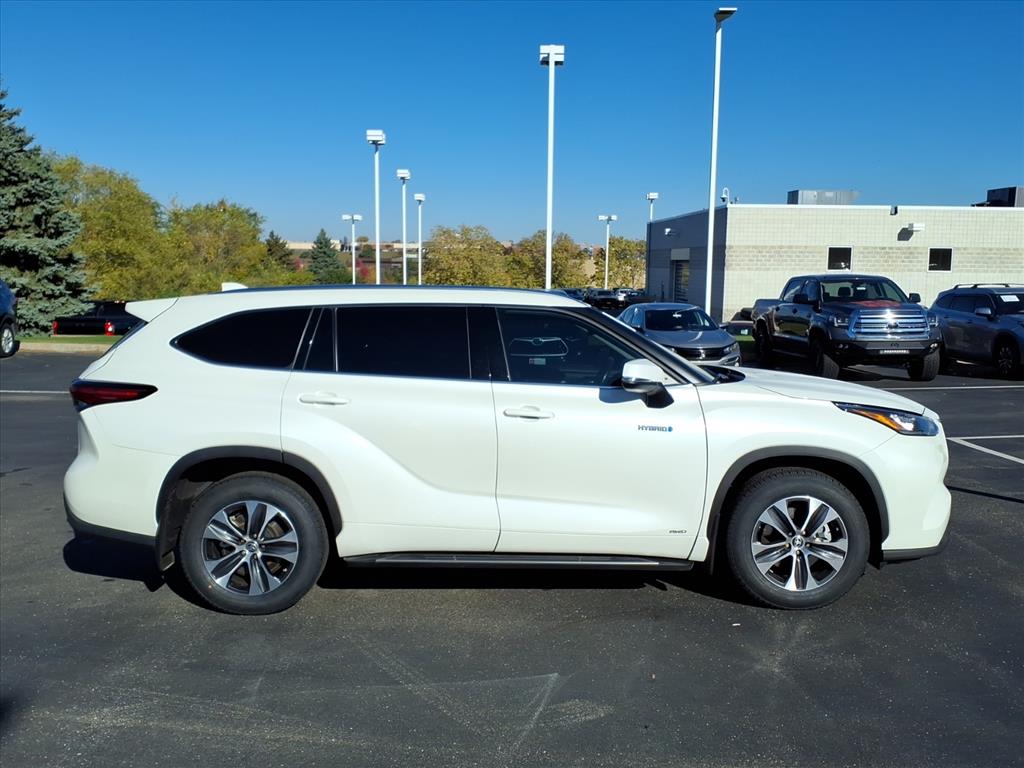 Used 2020 Toyota Highlander XLE with VIN 5TDGBRCH4LS505023 for sale in Burnsville, Minnesota